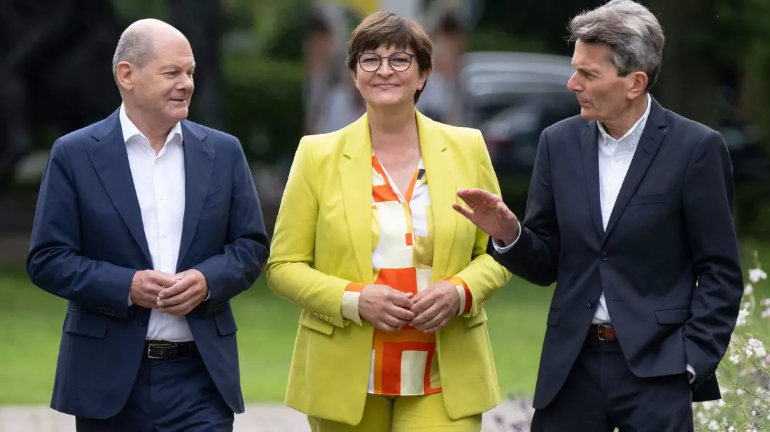 Bundeskanzler Olaf Scholz, SPD-Chefin Saskia Esken und SPD-Fraktionschef Rolf Mützenich (r) bei der Klausurtagung in Wiesbaden. - Bild: Boris Roessler/dpa