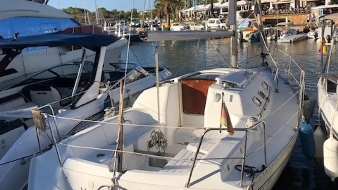 Mit diesem Segelboot sind die beiden Segler aus Deutschland am Sonntag von Cala Galdana auf Menorca aufgebrochen. - Bild: ---/Salvamento Maritimo/dpa