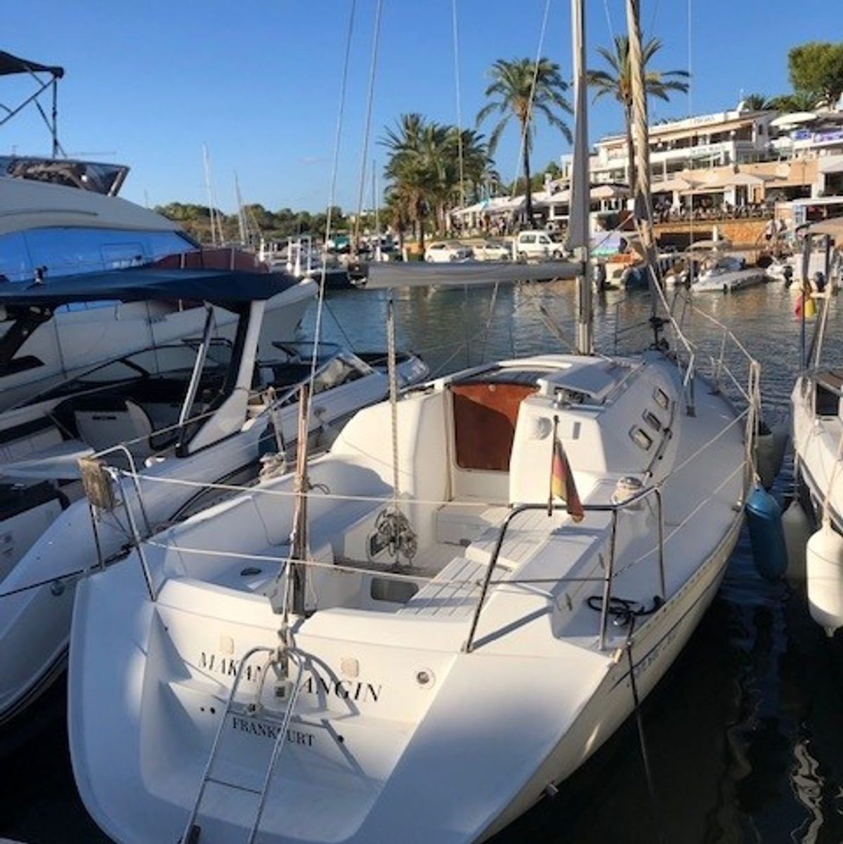 Mit diesem Segelboot sind die beiden Segler aus Deutschland am Sonntag von Cala Galdana auf Menorca aufgebrochen. - Foto: ---/Salvamento Maritimo/dpa