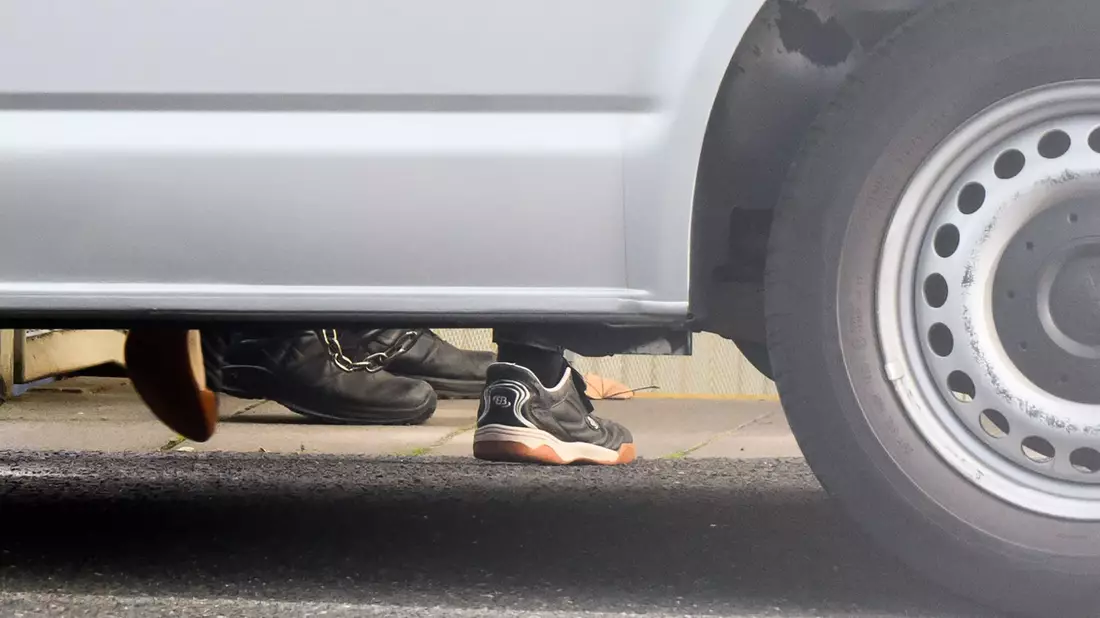 Der angeklagte 15-jährige steigt vor dem Landgericht Hannover aus einen Gefangenentransporter. - Bild: Julian Stratenschulte/dpa
