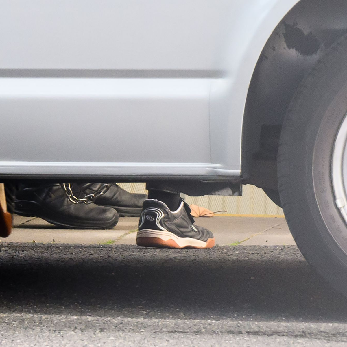 Der angeklagte 15-jährige steigt vor dem Landgericht Hannover aus einen Gefangenentransporter. - Foto: Julian Stratenschulte/dpa