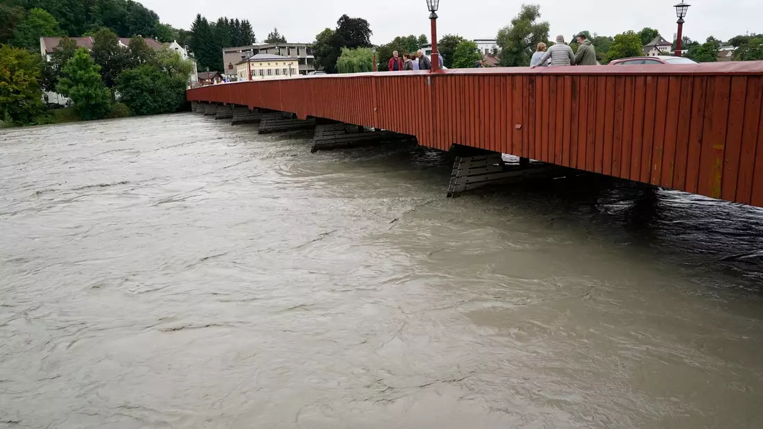 Brücke in Wasserburg. Der Inn führt aufgrund andauernder starker Regenfälle in Tirol und Bayern momentan sehr viel Wasser. - Bild: Uwe Lein/dpa