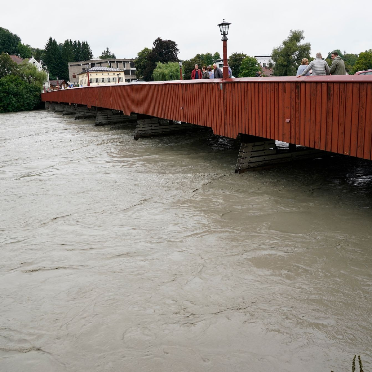 Brücke in Wasserburg. Der Inn führt aufgrund andauernder starker Regenfälle in Tirol und Bayern momentan sehr viel Wasser. - Foto: Uwe Lein/dpa
