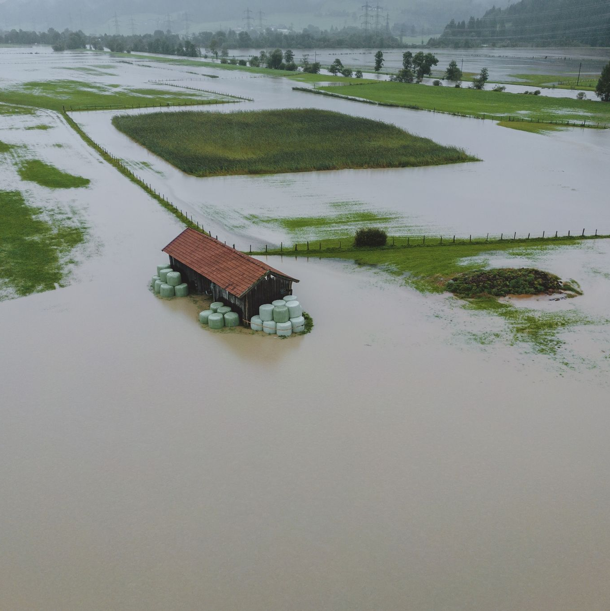 Überflutete Felder im österreichischem Uttendorf im Salzburger Land. - Foto: Expa/ Jfk/APA/dpa