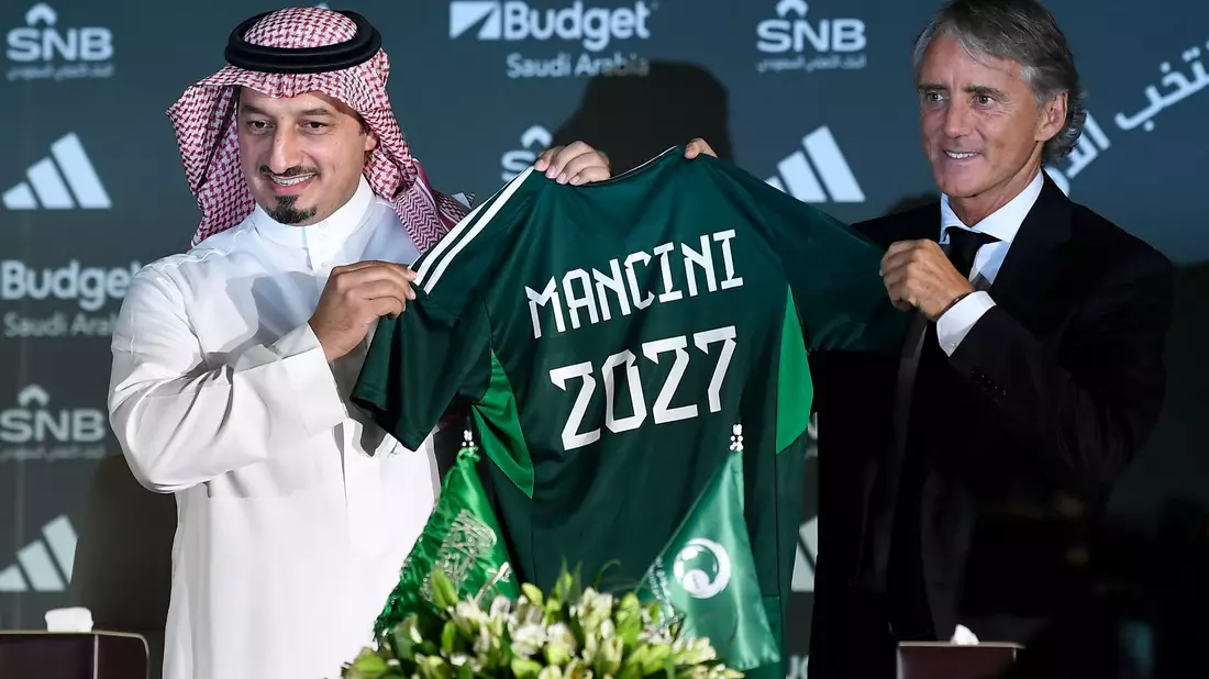 Roberto Mancini (r) und Yasser Al Misehal, der Präsident des saudi-arabischen Fußballverbandes, bei der Vorstellung des neuen Nationaltrainers. - Bild: Uncredited/AP/dpa