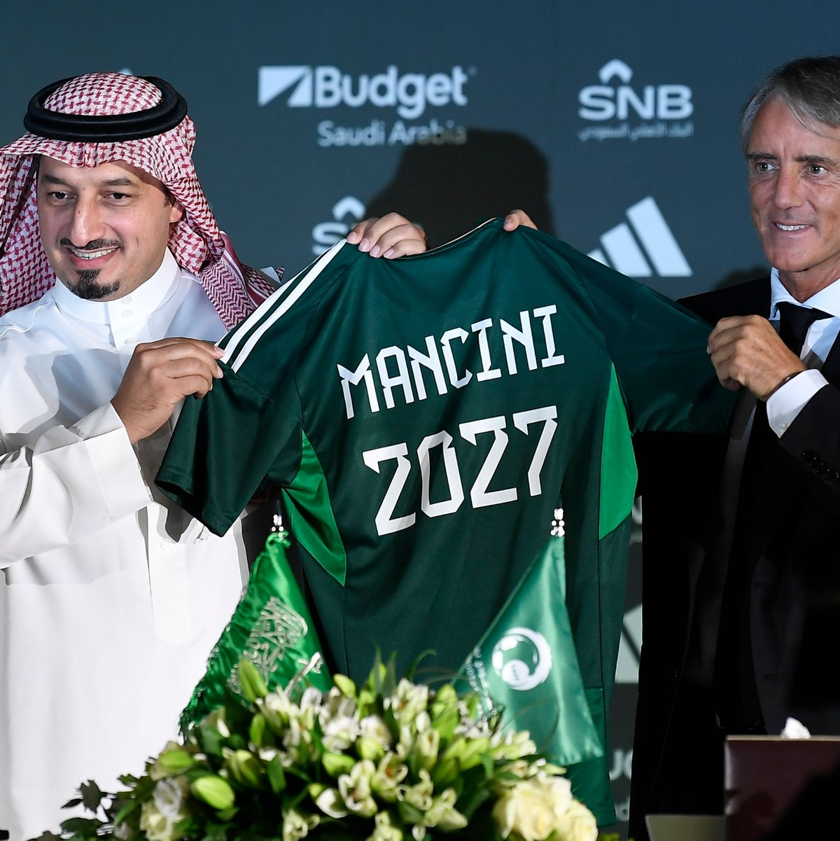 Roberto Mancini (r) und Yasser Al Misehal, der Präsident des saudi-arabischen Fußballverbandes, bei der Vorstellung des neuen Nationaltrainers. - Foto: Uncredited/AP/dpa