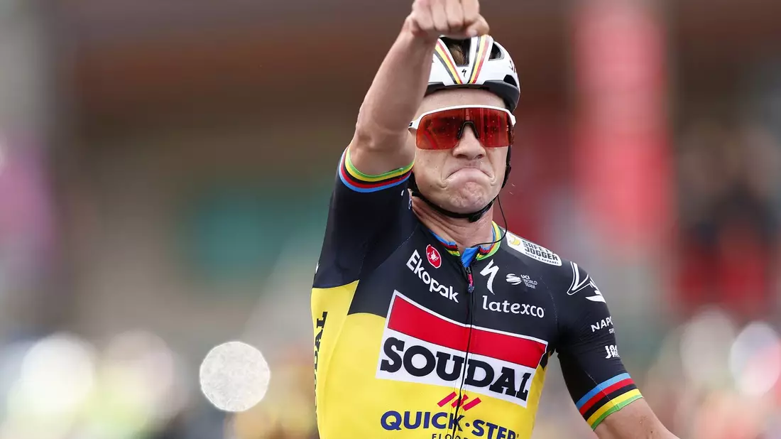 Remco Evenepoel bleibt bei der Vuelta im Roten Trikot. - Bild: Josep Lago/Belga/dpa