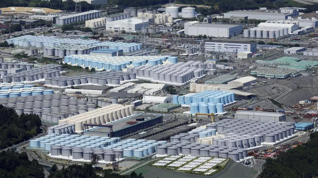 Die Tanks mit dem Kühlwasser auf dem Gelände der japanischen Atomruine Fukushima. - Bild: Uncredited/Kyodo News/AP/dpa