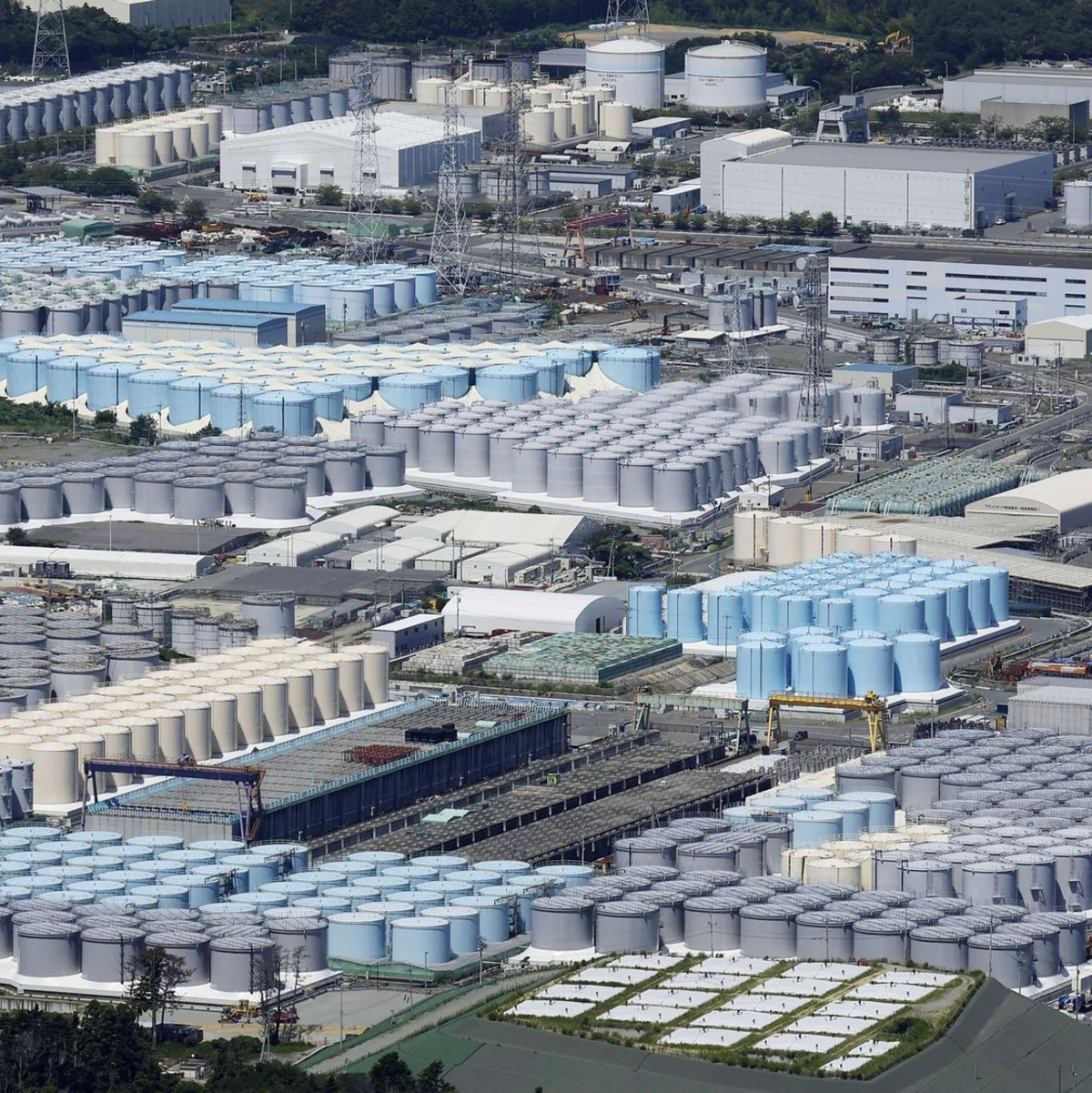 Die Tanks mit dem Kühlwasser auf dem Gelände der japanischen Atomruine Fukushima. - Foto: Uncredited/Kyodo News/AP/dpa