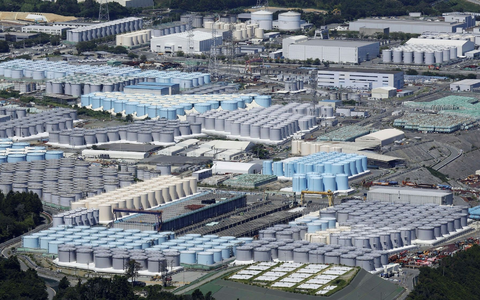 Die Tanks mit dem Kühlwasser auf dem Gelände der japanischen Atomruine Fukushima. - Foto: Uncredited/Kyodo News/AP/dpa