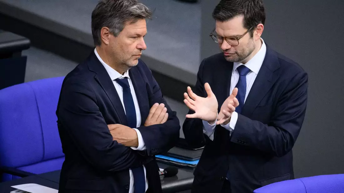Wirtschaftsminister Robert Habeck (l, Grüne) und Justizminister Marco Buschmann (FDP) im Bundestag. - Bild: Bernd von Jutrczenka/dpa