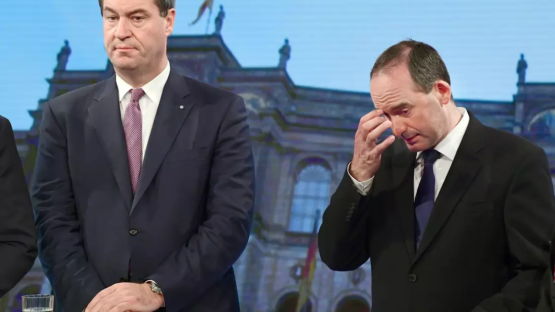 Wegen der Vorwürfe gegen seinen Vize Hubert Aiwanger (r) hat Ministerpräsident Markus Söder (CSU) die Freien Wähler zu einer Sondersitzung «einbestellt» (Archivbild). - Bild: Peter Kneffel/dpa