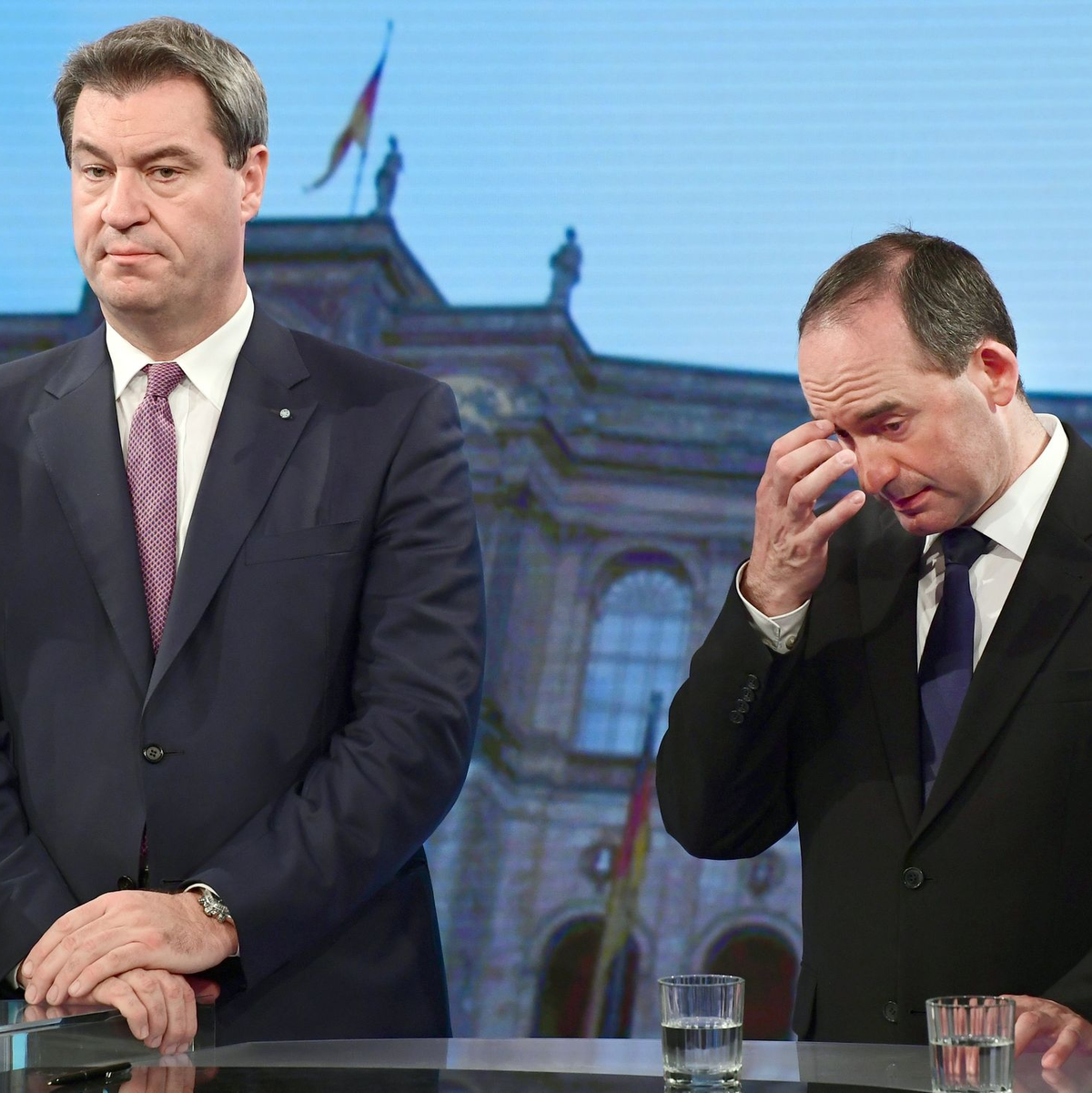 Wegen der Vorwürfe gegen seinen Vize Hubert Aiwanger (r) hat Ministerpräsident Markus Söder (CSU) die Freien Wähler zu einer Sondersitzung «einbestellt» (Archivbild). - Foto: Peter Kneffel/dpa