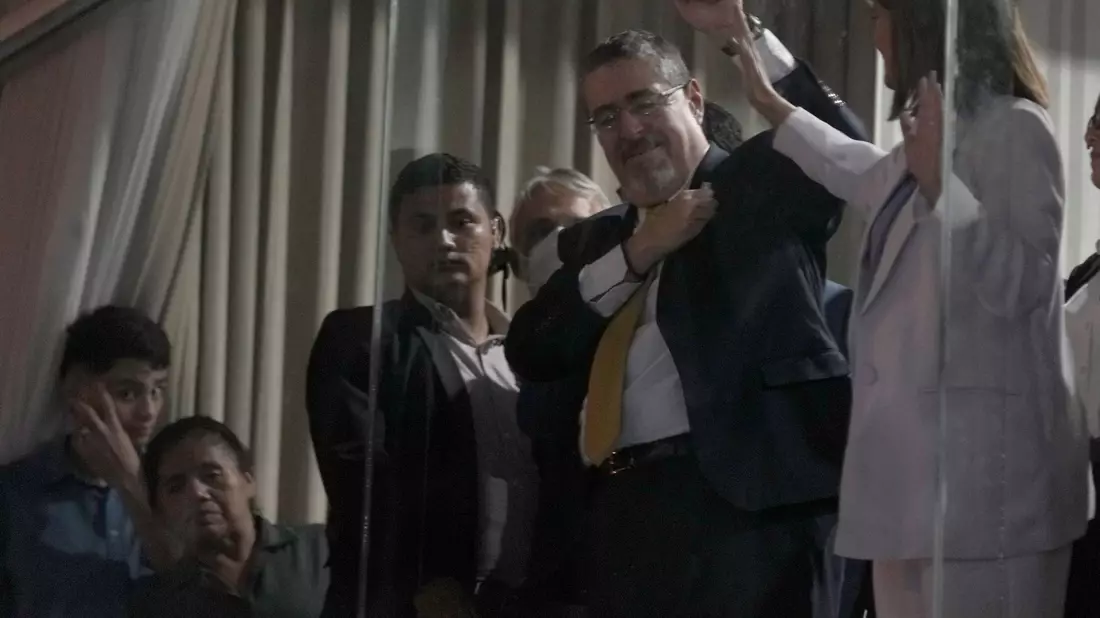 Der linke Überraschungskandidat Bernardo Arévalo ging nach einem turbulenten Wahlkampf als Sieger aus der Stichwahl um das Präsidentenamt in Guatemala hervor. - Bild: Moises Castillo/AP