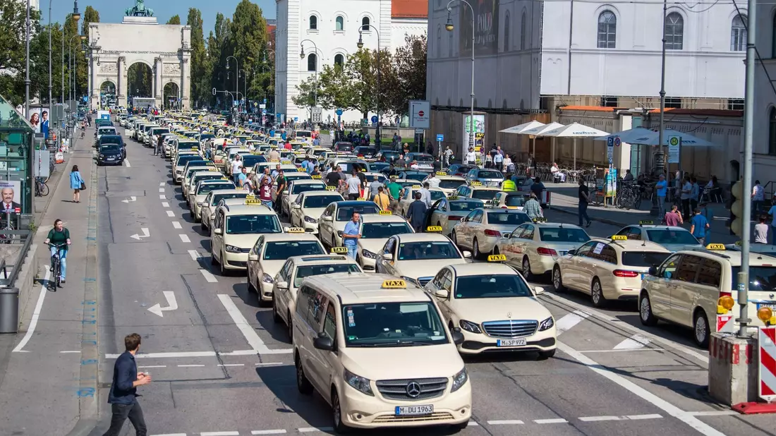 Münchner Taxifahrer können vorab bestellte Fahrten ab September zu Festpreisen anbieten. - Bild: Lino Mirgeler/dpa