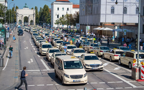 Münchner Taxifahrer können vorab bestellte Fahrten ab September zu Festpreisen anbieten. - Foto: Lino Mirgeler/dpa