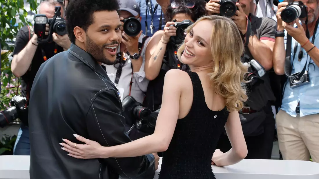 Abel Tesfaye alias Rapper The Weeknd und Lily-Rose Depp stellen «The Idol» auf den 76. internationalen Filmfestspielen in Cannes vor. - Bild: Joel C Ryan/Invision/AP