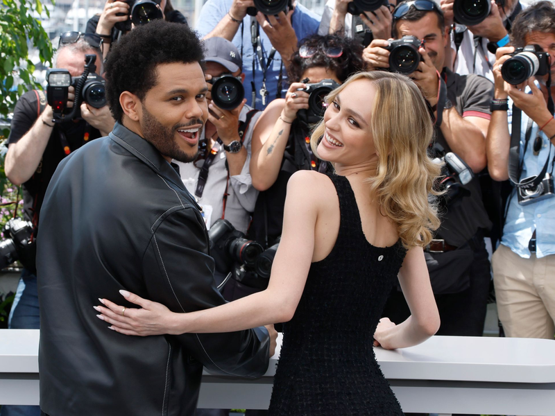 Abel Tesfaye alias Rapper The Weeknd und Lily-Rose Depp stellen «The Idol» auf den 76. internationalen Filmfestspielen in Cannes vor. - Foto: Joel C Ryan/Invision/AP