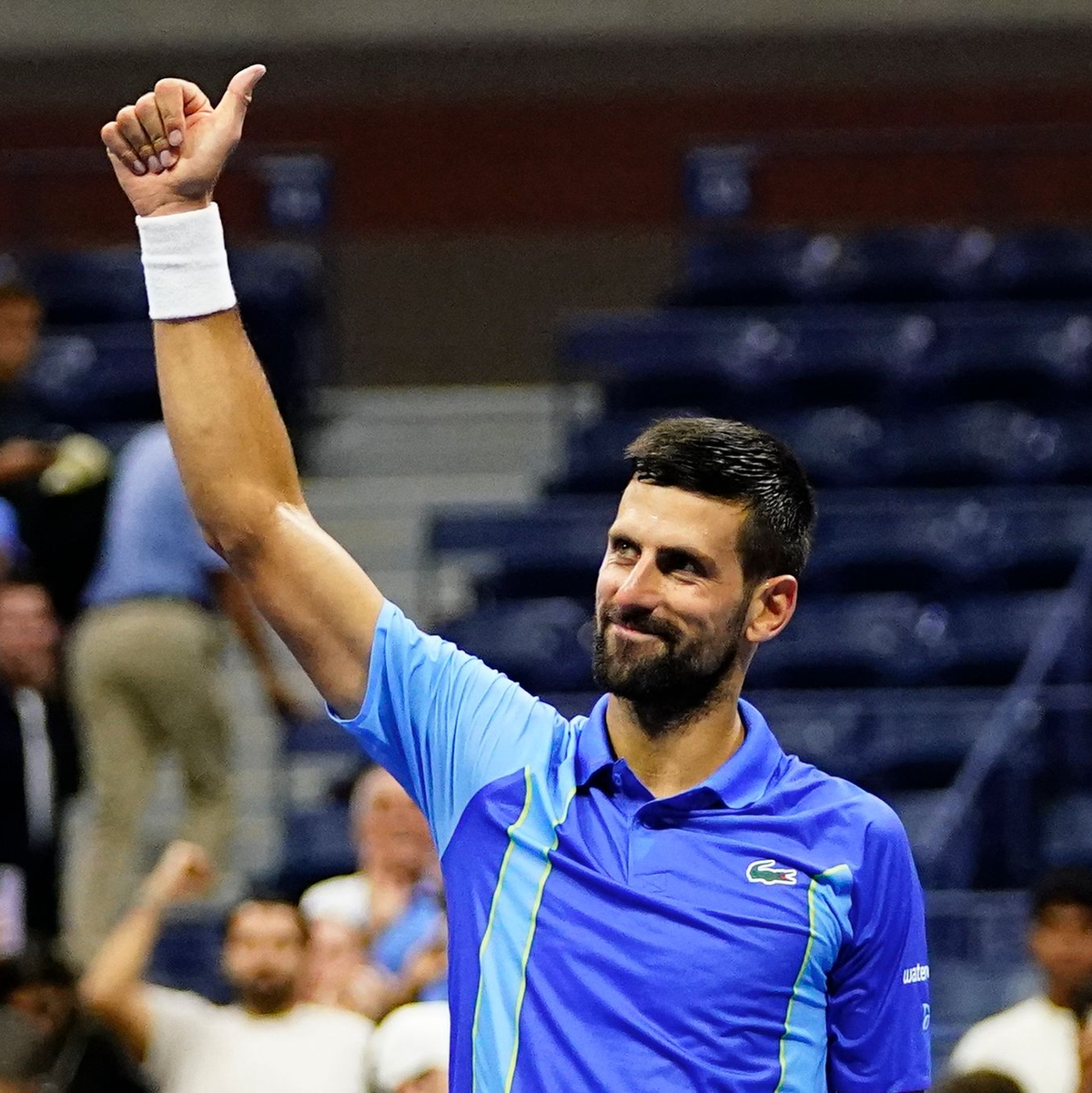 Unter großem Jubel feiert Novak Djokovic seinen Sieg. - Foto: Frank Franklin II/AP/dpa