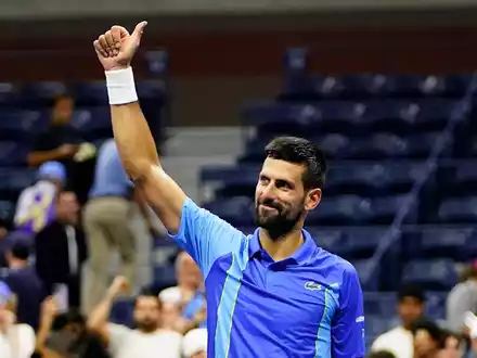 Unter großem Jubel feiert Novak Djokovic seinen Sieg. - Foto: Frank Franklin II/AP/dpa