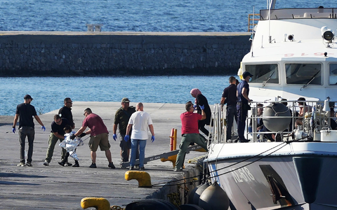 Menschen werden nach der Rettungsaktion im Hafen von Mytilini auf Lesbos von Beamten der Küstenwache eskortiert. - Foto: Panagiotis Balaskas/AP/dpa