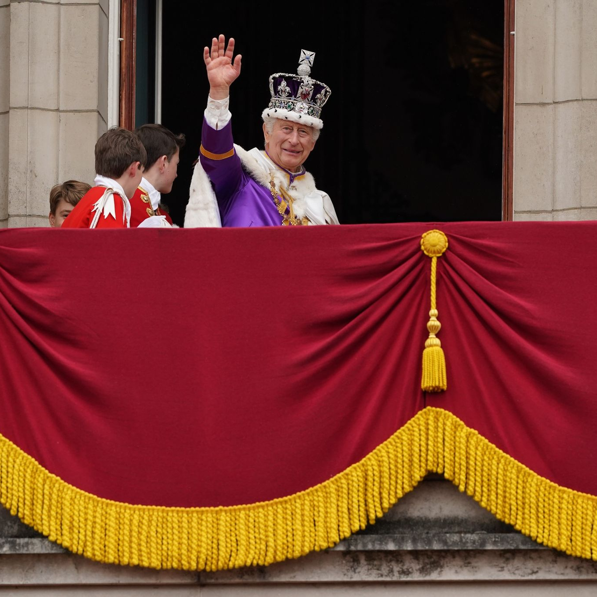 König Charles III. winkt nach der Krönungszeremonie vom Balkon des Buckingham-Palastes. - Foto: Stefan Rousseau/PA Wire/dpa