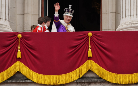 König Charles III. winkt nach der Krönungszeremonie vom Balkon des Buckingham-Palastes. - Foto: Stefan Rousseau/PA Wire/dpa