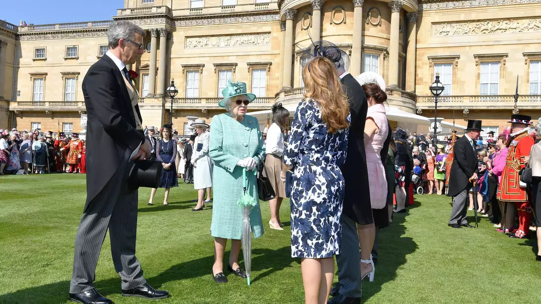 Die britische Königin Elizabeth II. 2018 bei einem Gartenfest im Buckingham Palast. - Bild: John Stillwell/PA Wire/dpa