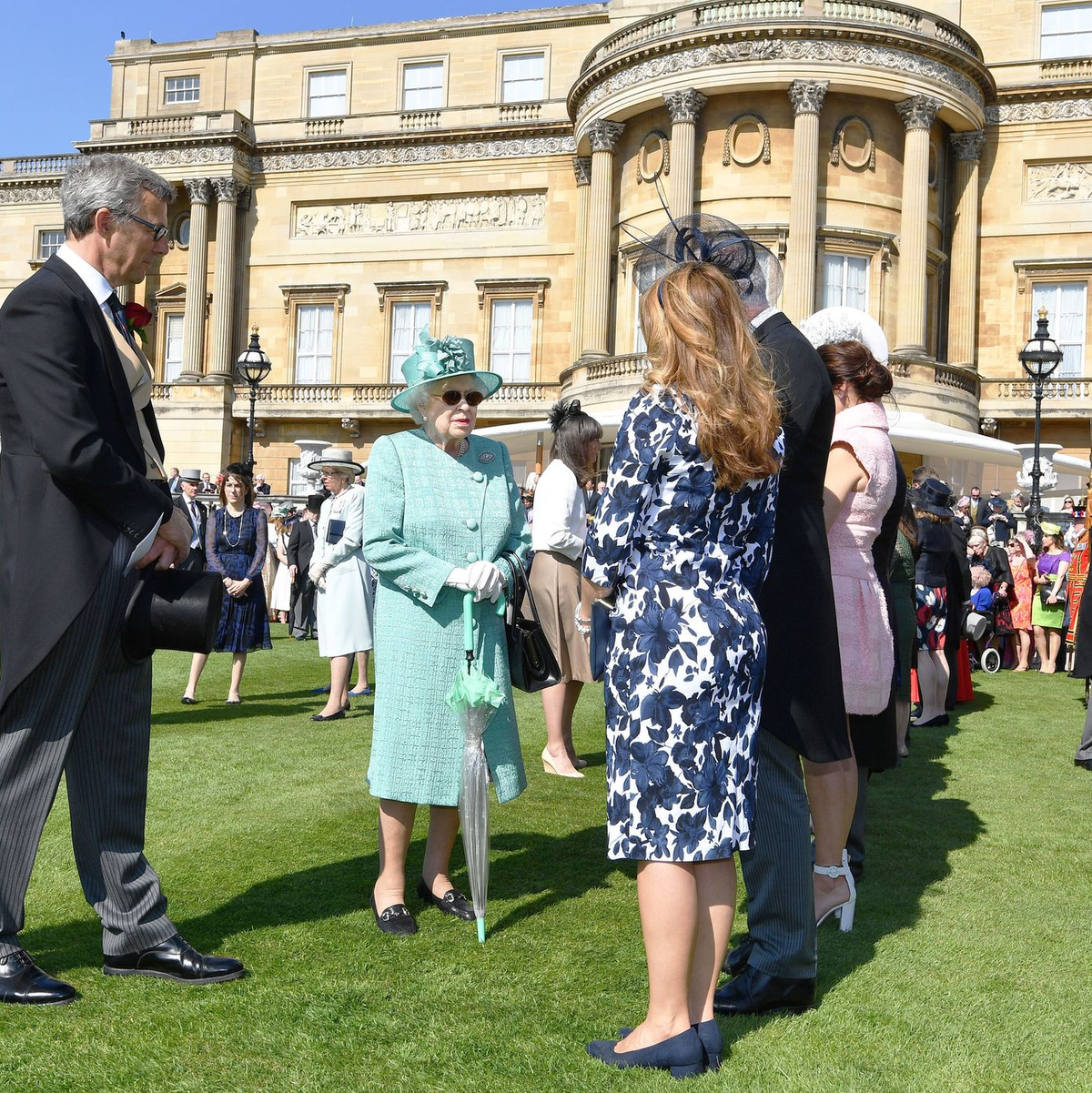Die britische Königin Elizabeth II. 2018 bei einem Gartenfest im Buckingham Palast. - Foto: John Stillwell/PA Wire/dpa