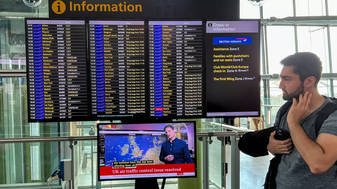 Abflugtafel am Flughafen Heathrow.  Reisende müssen bei Flügen nach und aus Großbritannien mit Verspätungen rechnen. - Bild: Alberto Pezzali/AP