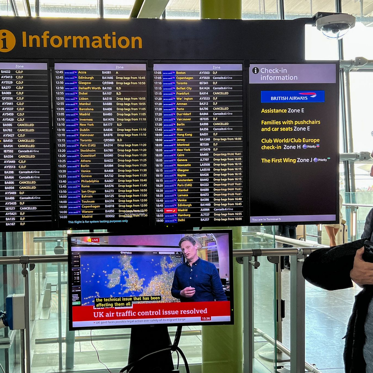 Abflugtafel am Flughafen Heathrow.  Reisende müssen bei Flügen nach und aus Großbritannien mit Verspätungen rechnen. - Foto: Alberto Pezzali/AP