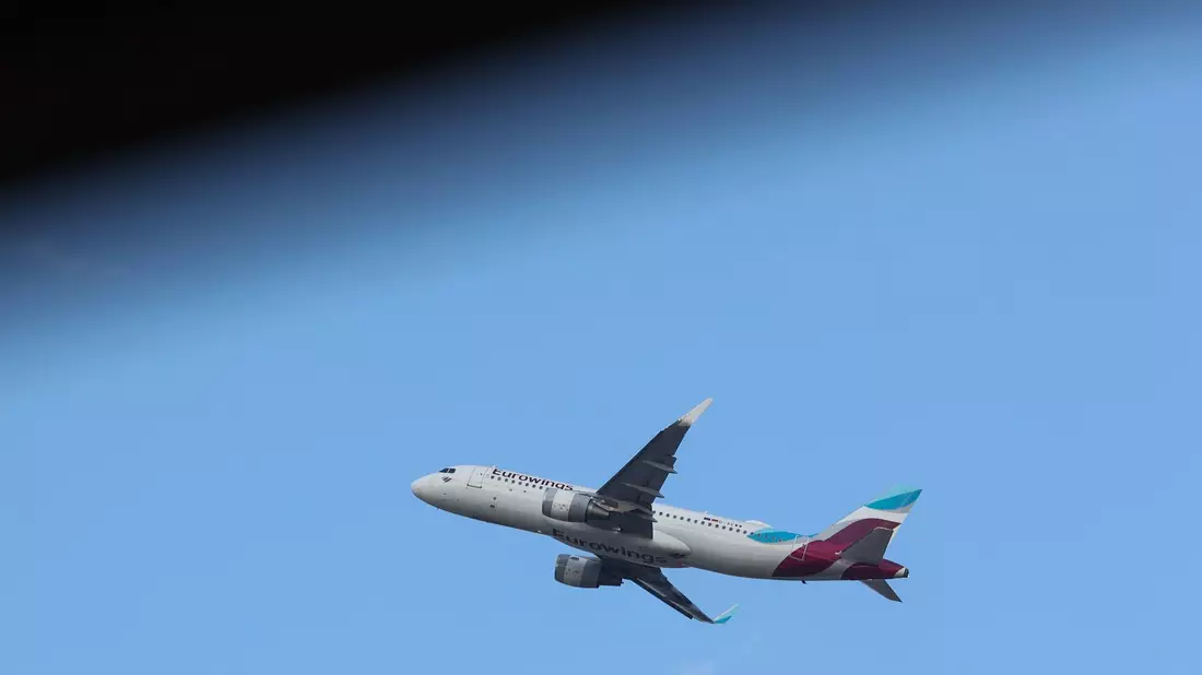 Ein Airbus von Eurowings konnte wegen eines Unwetters nicht auf Ibiza landen (Archivbild). - Bild: Bodo Marks/dpa