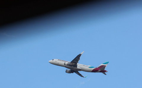 Ein Airbus von Eurowings konnte wegen eines Unwetters nicht auf Ibiza landen (Archivbild). - Foto: Bodo Marks/dpa