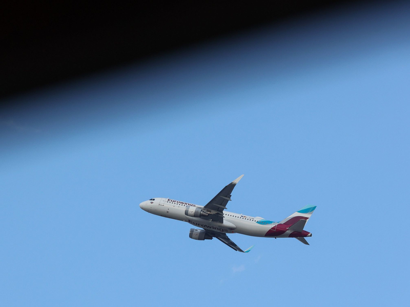 Ein Airbus von Eurowings konnte wegen eines Unwetters nicht auf Ibiza landen (Archivbild). - Foto: Bodo Marks/dpa