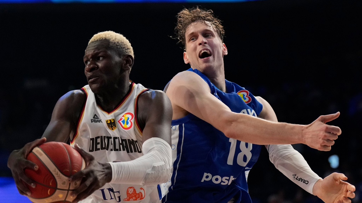 Isaac Bonga (l) sichert den Basketball gegen den Finnen Mikael Jantunen. - Foto: Hiro Komae/AP