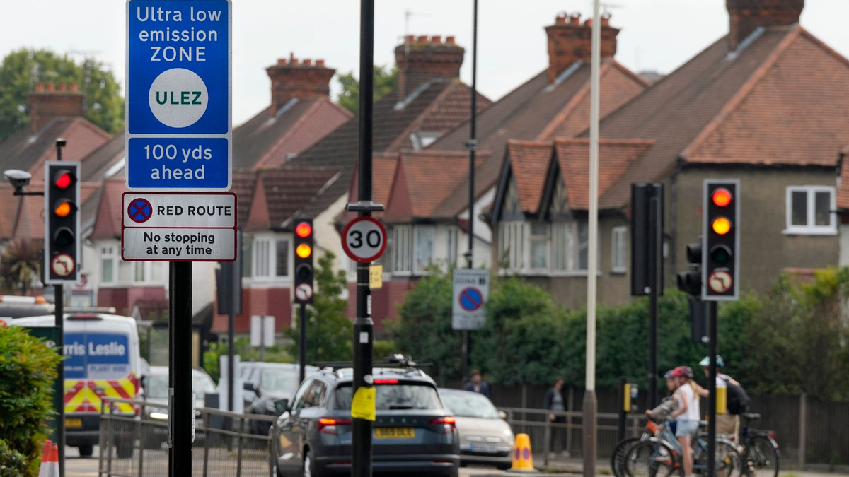 Ein Straßenschild markiert den Beginn der Ultra Low Emission Zone (ULEZ). Begleitet von scharfer Kritik der konservativen britischen Regierung ist die Londoner Umweltzone auf das gesamte Stadtgebiet ausgeweitet worden. - Foto: Frank Augstein/AP/dpa
