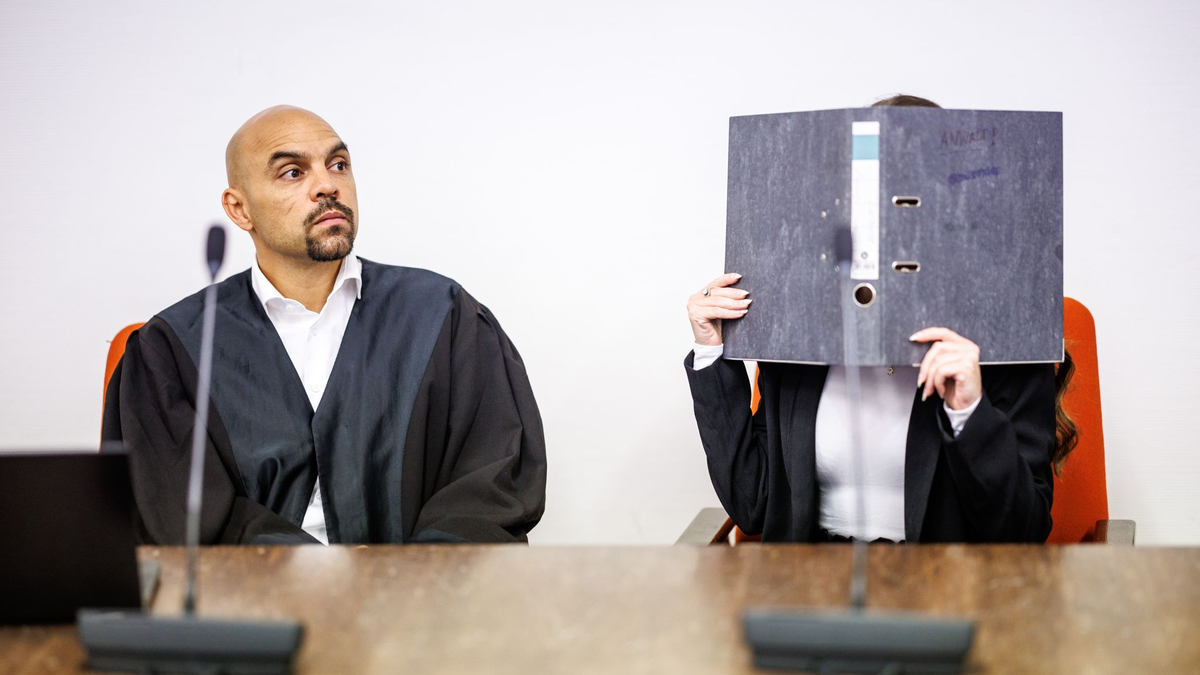 Der Angeklagten wird unter anderem vorgeworfen, ein fünf Jahre altes Mädchen als Sklavin gehalten zu haben und sie verdursten ließ. - Foto: Matthias Balk/dpa