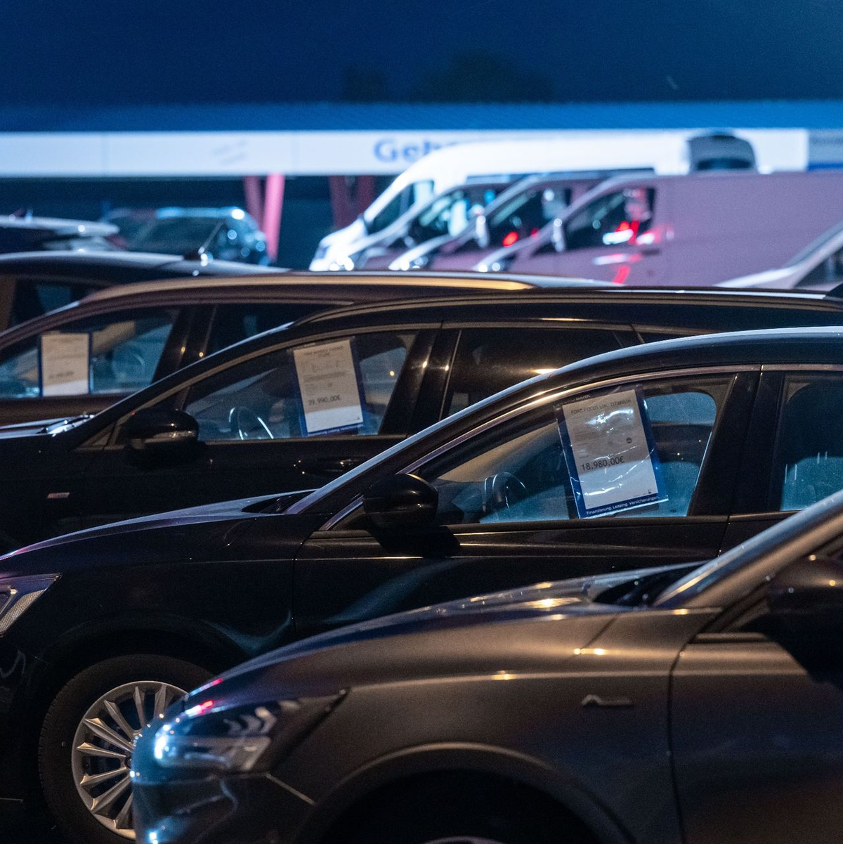 Kraftfahrzeuge stehen auf dem Gelände eines Autohauses. - Foto: Hendrik Schmidt/dpa