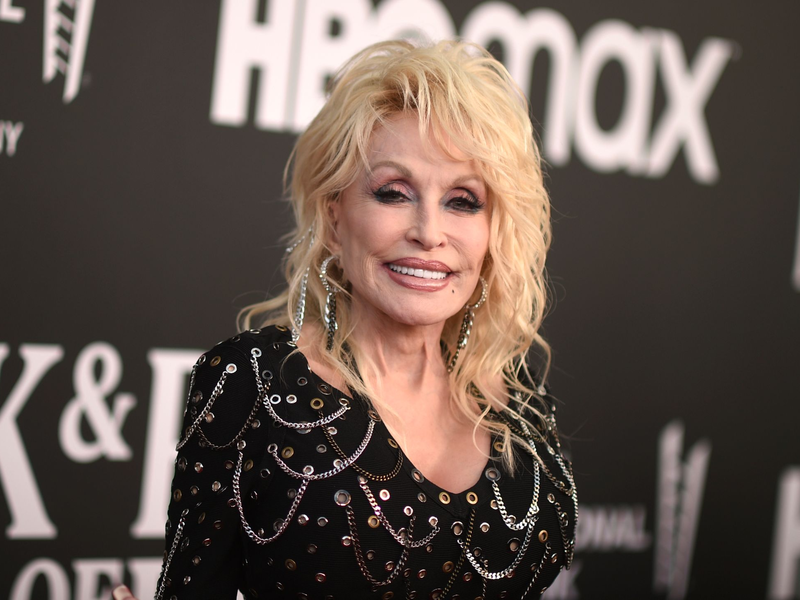 Dolly Parton bei der Einführungszeremonie der Rock & Roll Hall of Fame 2022. - Foto: Richard Shotwell/Invision via AP/dpa