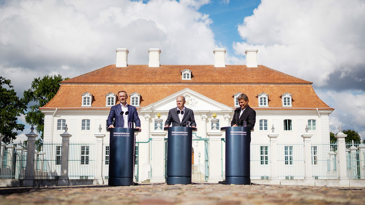 Bundeskanzler Olaf Scholz (SPD), Wirtschaftsminister Robert Habeck (Grüne) und Finanzminister Christian Lindner (FDP) geben am 31.08.2022 vor dem Schloss Meseberg eine Pressekonferenz. - Foto: Kay Nietfeld/dpa