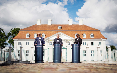 Bundeskanzler Olaf Scholz (SPD), Wirtschaftsminister Robert Habeck (Grüne) und Finanzminister Christian Lindner (FDP) geben am 31.08.2022 vor dem Schloss Meseberg eine Pressekonferenz. - Foto: Kay Nietfeld/dpa