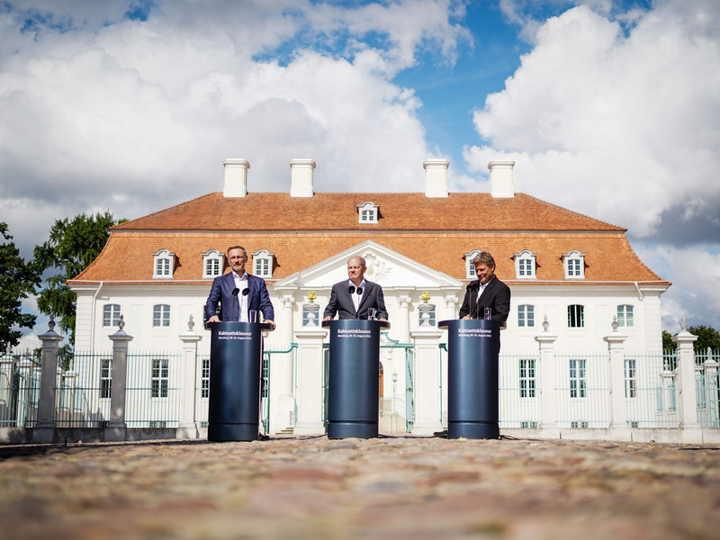 Bundeskanzler Olaf Scholz (SPD), Wirtschaftsminister Robert Habeck (Grüne) und Finanzminister Christian Lindner (FDP) geben am 31.08.2022 vor dem Schloss Meseberg eine Pressekonferenz. - Foto: Kay Nietfeld/dpa