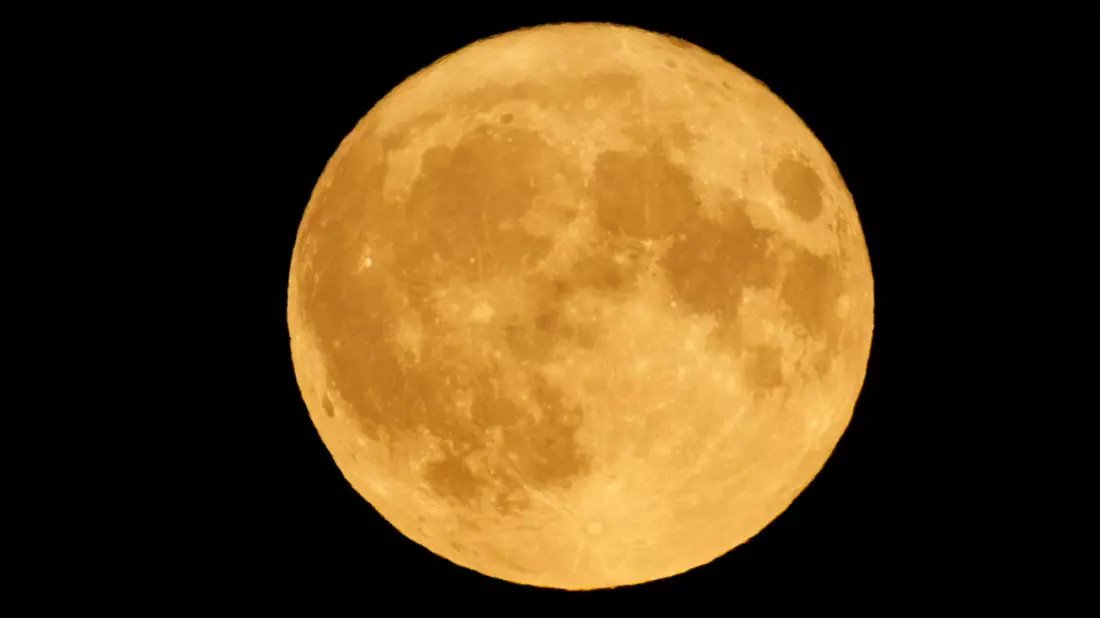 Der Vollmond war Anfang August über dem Tempelhofer Feld zu sehen. - Bild: Carsten Koall/dpa