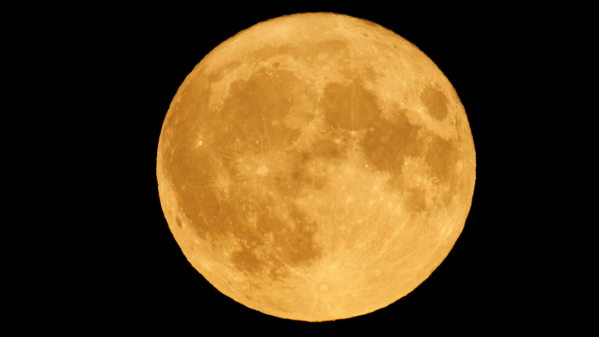 Der Vollmond war Anfang August über dem Tempelhofer Feld zu sehen. - Foto: Carsten Koall/dpa