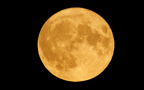 Der Vollmond war Anfang August über dem Tempelhofer Feld zu sehen. - Foto: Carsten Koall/dpa