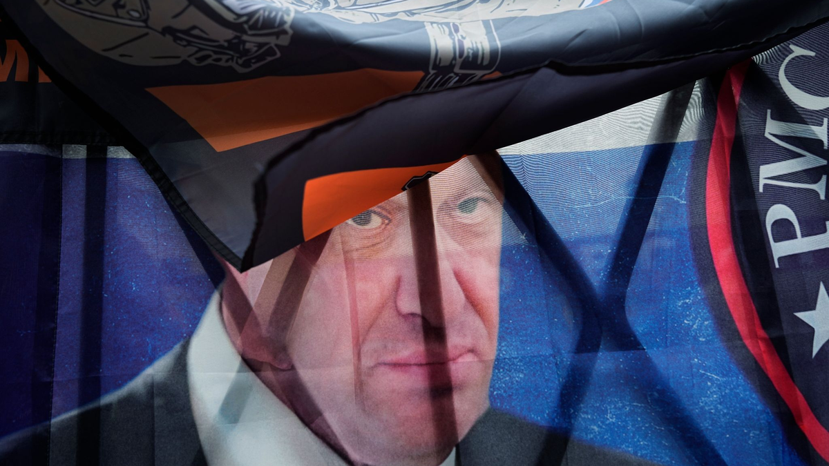 Blick auf ein Porträt des russischen Söldnerführers Prigoschin an einer informellen Gedenkstätte in Moskau für die bei dem Flugzeugabsturz ums Leben gekommenen Mitglieder der Wagner-Gruppe. - Foto: Alexander Zemlianichenko/AP/dpa