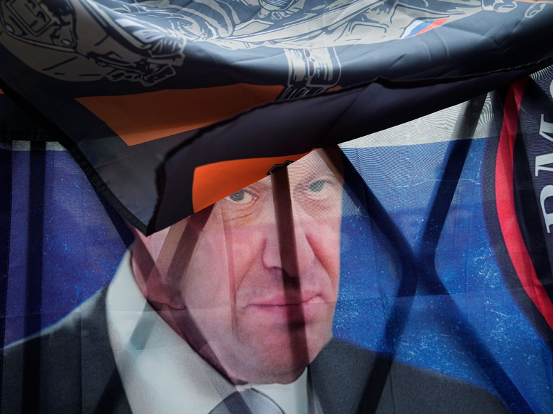 Blick auf ein Porträt des russischen Söldnerführers Prigoschin an einer informellen Gedenkstätte in Moskau für die bei dem Flugzeugabsturz ums Leben gekommenen Mitglieder der Wagner-Gruppe. - Foto: Alexander Zemlianichenko/AP/dpa