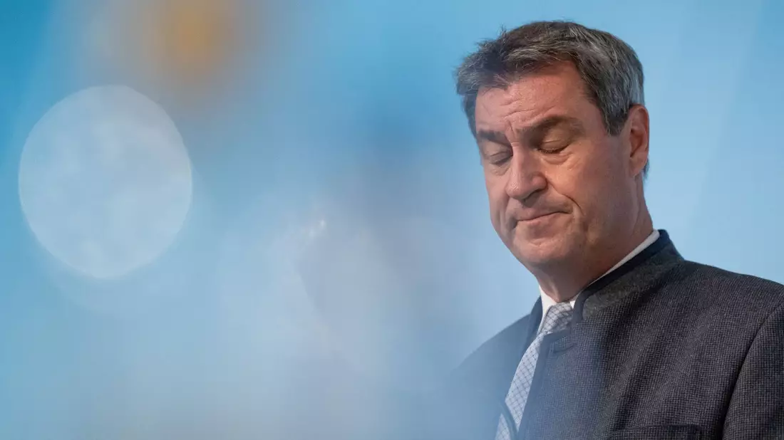 Markus Söder (CSU), Ministerpräsident von Bayern, gibt nach dem Sonder-Koalitionsausschuss ein Statement zum Fall des stellvertretenden Ministerpräsidenten Aiwanger ab. - Bild: Peter Kneffel/dpa