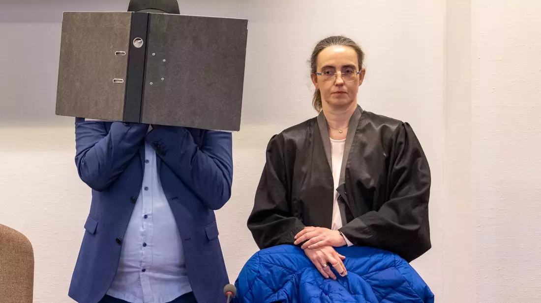 Der Angeklagte neben seiner Rechtsanwältin im Kölner Landgericht. Der Mann wurde zu einer langen Haftstrafe verurteilt. - Bild: Thomas Banneyer/dpa