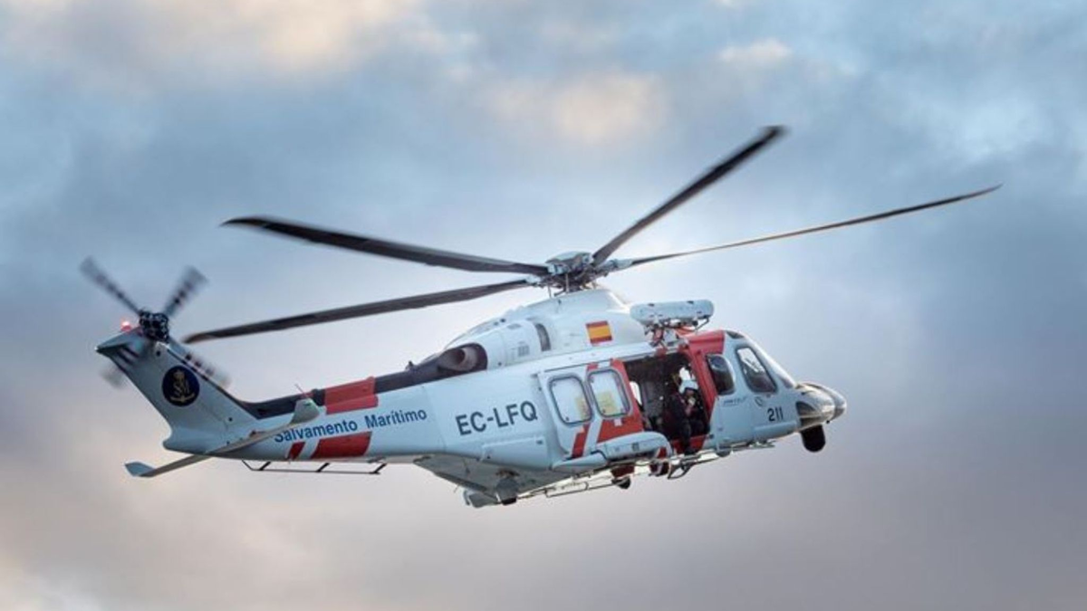 Die spanische Seenotrettung hat mit Schiffen und Hubschraubern die Suche nach zwei deutschen Seglern vor Mallorca fortgesetzt. - Foto: Salvamento Maritimo/dpa